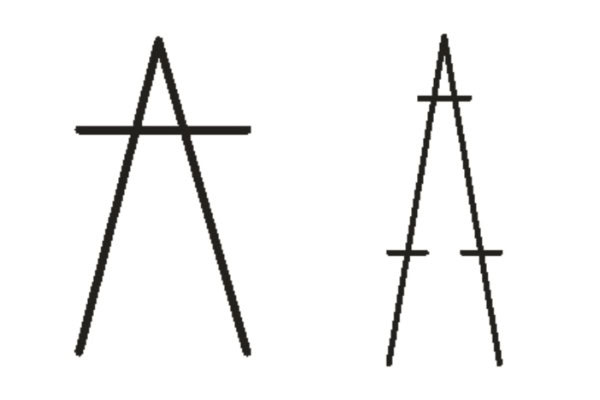Deux formes abstraites noires sur fond blanc : la forme de gauche ressemble à un « A » traversé par une ligne horizontale, tandis que celle de droite, inspirée de la diminution au crochet, est une forme plus petite avec deux lignes horizontales plus courtes.