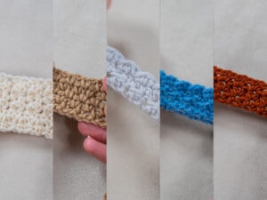 Cinq échantillons de crochet en crème, beige, gris clair, bleu et rouille sont présentés côte à côte sur une surface beige, chacun comportant des jolis points au crochet faciles pour mettre en valeur une variété de textures et de points.