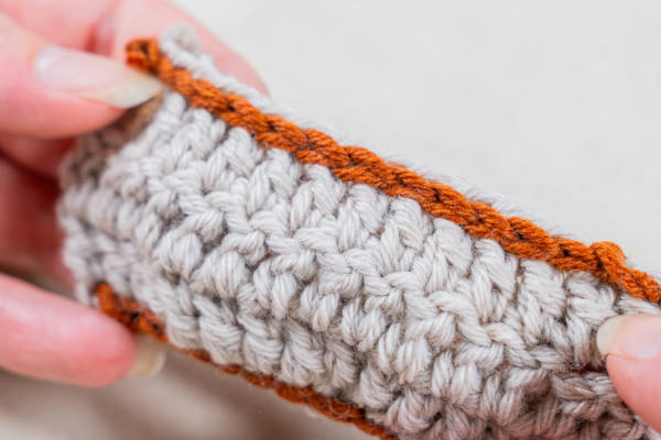 maille coulée au crochet sur un échantillon
