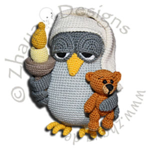 Un hibou gris crocheté à l'air endormi tient une bougie dans une aile et un petit ours en peluche brun dans l'autre. Il porte un bonnet de nuit blanc. Le fond est orné d'un léger filigrane. Parfait pour les PDF gratuits d'amigurumis en français.