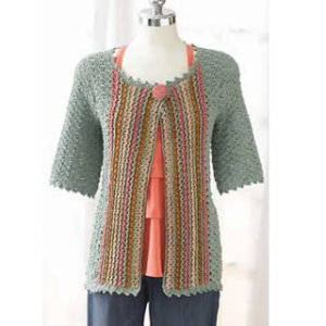 Un cardigan texturé ouvert sur le devant inspiré des gilets au crochet pour femme, avec des manches courtes, un corps vert clair et des rayures verticales multicolores sur le devant, fermé par un bouton rose à l'encolure, présenté sur un mannequin.