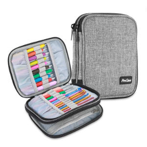 Trousse grise zippée à deux compartiments, présentée ouverte et fermée. Le compartiment ouvert permet de ranger marqueurs et stylos de couleur, rangés dans des passants élastiques. La trousse est en tissu texturé et ornée d'une petite étiquette noire.