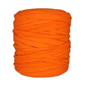 Une grande bobine de fil ou de ruban de tissu orange vif, étroitement enroulée en couches épaisses, photographiée sur un fond blanc uni.