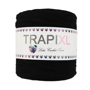 Une grande bobine de fil noir étiquetée TRAPI XL Lidia Crochet Tricot, avec des motifs de cœur décoratifs sur l'étiquette.
