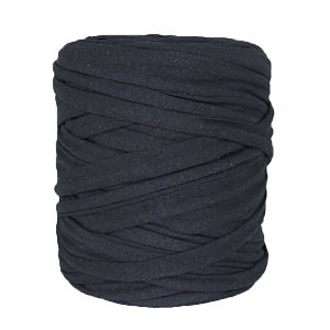 Une grande bobine de fil épais de couleur foncée ou de bande de tissu, étroitement enroulée en couches superposées, se dresse debout sur un fond blanc.