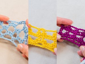 Gros plan de trois échantillons de crochet différents : des fils bleu clair, jaune et magenta, chacun présentant des points de crochet ajourés distincts, tenus par des mains sur un fond neutre.