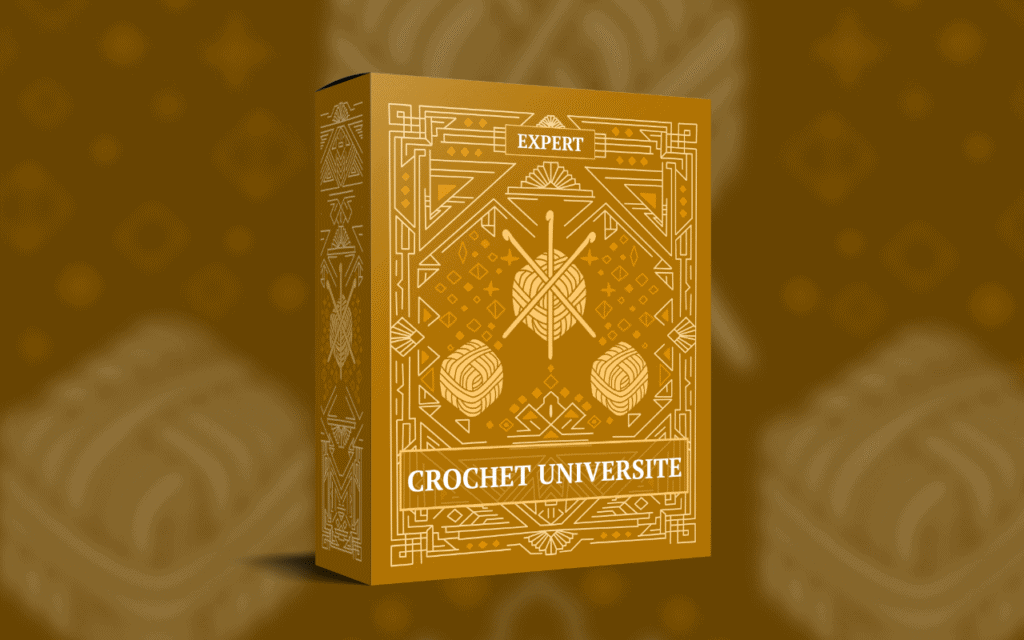 Une boîte dorée étiquetée Expert Crochet Universite présente des dessins au trait complexes de pelotes de laine, de crochets et de motifs géométriques - parfaits pour tous ceux qui cherchent une introduction élégante à la formation du tricot - sur un fond doré à motifs assortis.