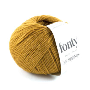 Une pelote de fil jaune moutarde avec une étiquette blanche indiquant fonty BB Merinos - parfait comme laine pour les projets de crochet.