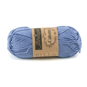 Un écheveau de fil bleu clair Scheepjes Catona avec une étiquette en papier marron enroulée autour du milieu, affichant le nom de la marque et les détails du produit - idéal pour les projets de laine pour crochet.