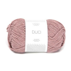 Un écheveau de fil mauve clair étiqueté Duo avec une bande de papier blanc et gris autour du centre, présentant un motif et un texte simples - idéal pour les projets de laine pour crochet.