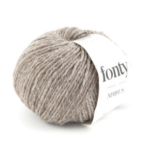 Une pelote de fil marron clair, parfaite comme laine pour crochet, avec une étiquette blanche sur laquelle est imprimé le mot fonty en grosses lettres.
