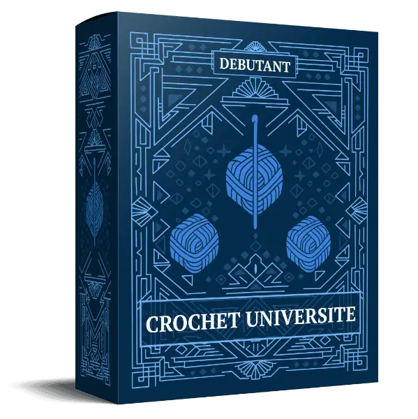 Une boîte bleue étiquetée Crochet Universite avec Débutant en haut, présentant des motifs géométriques et trois pelotes de laine avec un crochet au centre.