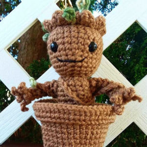 Une plante tricotée dans un pot.