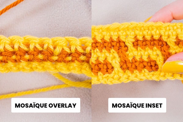 Gros plan sur deux échantillons au crochet présentés côte à côte. À gauche : technique de superposition en mosaïque avec des fils jaunes et orange. À droite : technique de mosaïque au crochet en incrustation dans des couleurs similaires. Les deux échantillons sont étiquetés en bas.
