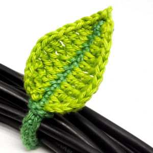 Attache-câble en forme de feuille au crochet