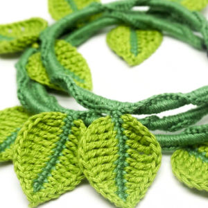 Lierre vert crocheté autour d’un câble