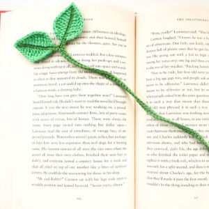 Marque-page végétal avec feuilles au crochet