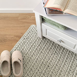 Tapis rectangulaire minimaliste crocheté avec un gros cordon vert olive