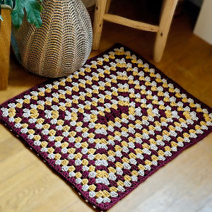 Tapis rectangulaire au crochet façon granny en bordeaux, moutarde et beige