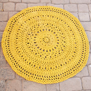 Tapis rond ajouré Sunblast crocheté en coton moutarde