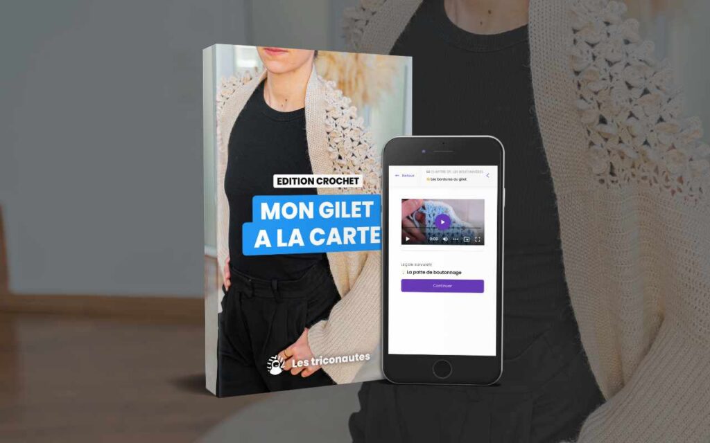 Un livre intitulé *Mon Gilet à la Carte*, sur la couverture duquel figure une femme portant un gilet au crochet, à côté d'un smartphone affichant une page d'abonnement.