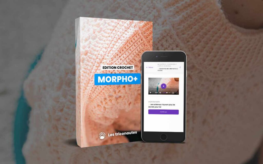 Un livre de modèles de crochet intitulé « Morpho+ » et un smartphone sur lequel s'affiche un tutoriel vidéo de crochet, le tout sur fond de gros plan d'un tissu au crochet.