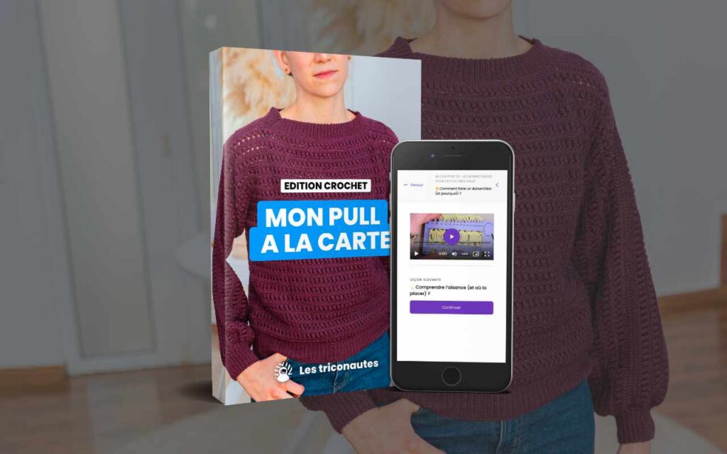 Une personne portant un pull violet au crochet se tient derrière un livre intitulé « Mon Pull à la Carte » et un smartphone sur lequel s'affiche un site web consacré au tricot.