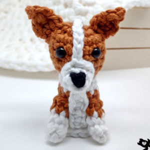 Petit chien corgi amigurumi au crochet marron et blanc