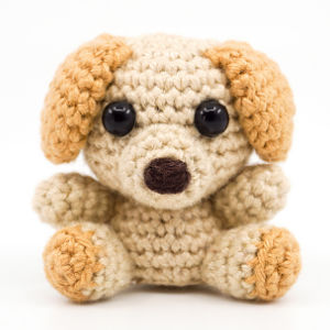Mini chien amigurumi au crochet beige et marron