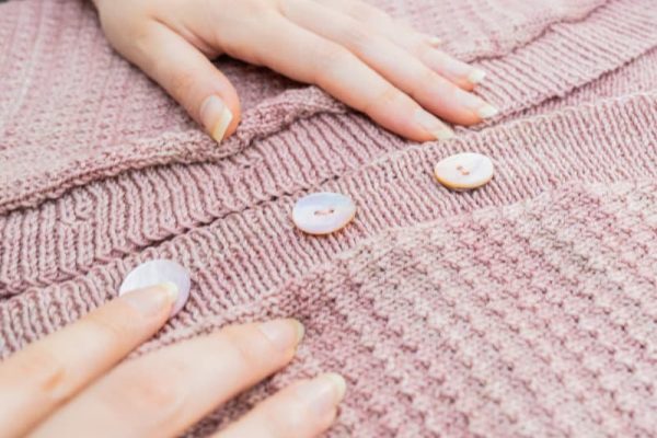 bouton sur gilet rose